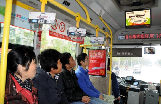 全城A檔15條公交線路400臺(tái)公交車,每天30-45次循環(huán)播出